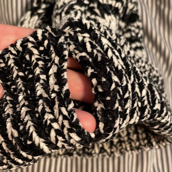 Soft chenille knit beanie - Picture 6 of 6